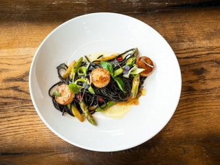 Чорні спагеті з морським гребінцем