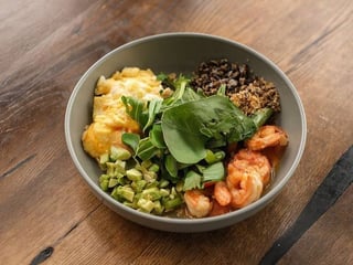 Скрембл з чорним ячменем , креветкою та авокадо