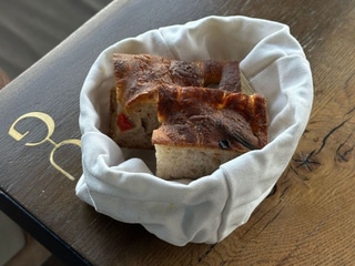 Фокача з оливками та томатами