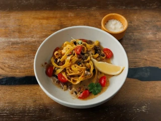 Паста з оливками та винним соусом