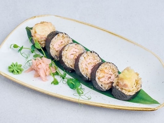 Futomaki z łososiem w panierce