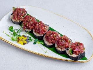 Tatar 80g z łososia lub tuńczyka bluefin / 80g salmon or bluefin tuna tartare