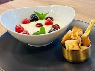 Krupicová kaša s malinovým gélom, čerstvým ovocím podávaná s krutónmi z vianočky