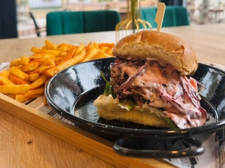 Kačací trhaný burger s červeným coleslaw šalátom, domácim dipom, listovým šalátom podávaný s paprikovými hranolkami