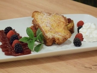 2ks Francúzsky toast z vianočky podávaný s malinovým gélom, šľahačkou a čerstvým ovocím