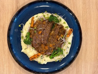 Hovädzie líčka Sous – vide na červenom víne s koreňovou zeleninou podávané so zemiakovým pyré