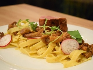 Tagliatelle na kuriatkovom ragú podávané so Sous – vide teľacou sviečkovicou