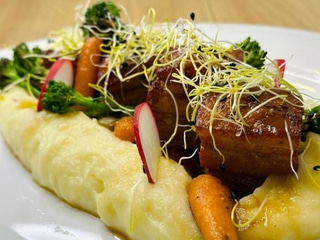 200g Chrumkavý bravčový bôčik Sous – vide podliaty ázijskou medovou omáčkou podávaný so zemiakovým pyré