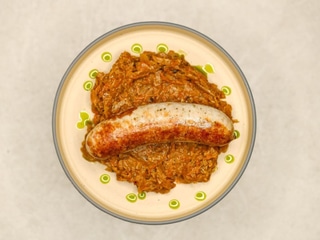 Куряча ковбаска з тушеною капустою