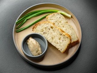 Ароматний смалець з хлібом та цибулею