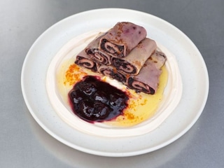 Млинці з маком та вишнями, апельсиновим соусом та томленою сметаною