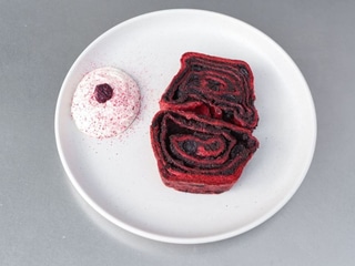 Смажений рулет з вишнями, маком та кремом-юзу