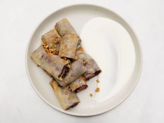 Млинці з маком, вишнями та апельсиновим соусом