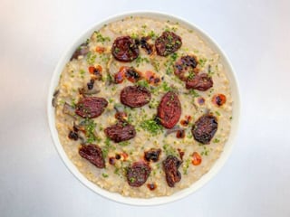 Пісна цільна вівсяна каша з лісовими білими грибами і в'яленими томатами