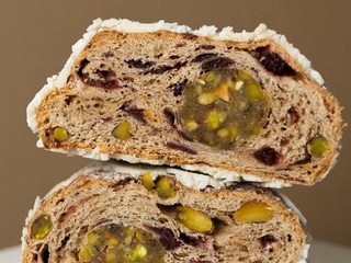 Штолен з фісташками, вишнями та марципаном