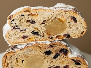 Штолен з цукатами, родзинками та марципаном