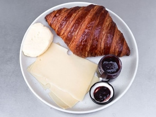 Круасан, конфітюр лохина-лайм, збите масло з йогуртом, фермерський сир
