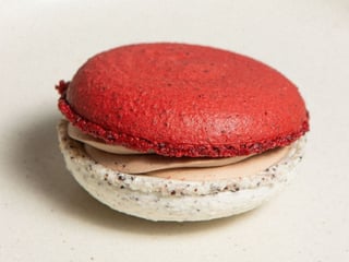 Макарон мак-вишня