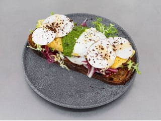 Грибний страчателла омлет з чімічурі та цикорієм