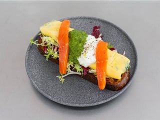 Страчателла омлет з чімічурі, лососем та цикорієм