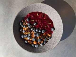 Гранола з вишневим джемом та грецьким йогуртом