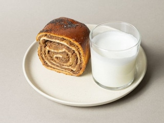 Мак білий з рулетом, яблуками та корицею