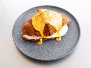 Круасан бенедикт з курячим рулетом