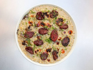 Пісна цільна вівсяна каша з лісовими білими грибами і в'яленими томатами