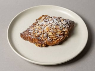 Круасан з мигдалевим франжипаном