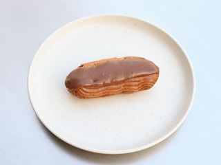 Еклер Нью скул: шоколад-фундук