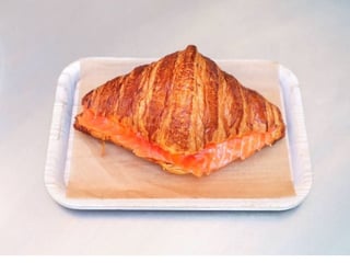 Круасан з лососем