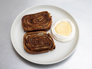 Смажений рулет з білим маком, яблуками та ванільним кремом