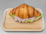 Круасан з ростбіфом та томатним айолі
