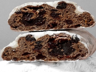 Штолен з маком, вишнями та марципаном