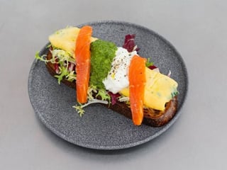 Страчателла омлет з чімічурі, лососем та цикорієм