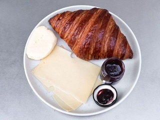 Круасан, конфітюр лохина-лайм, збите масло з йогуртом, фермерський сир