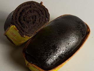 Маковий рулет зі смородиновим мармеладом та какао