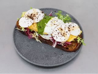 Грибний страчателла омлет з чімічурі та цикорієм