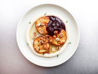 Завертайлівські сирники з лимонними цукатами, томленою сметаною, вишнями та фундуком