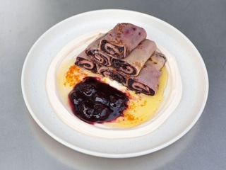 Млинці з маком та вишнями, апельсиновим соусом та томленою сметаною