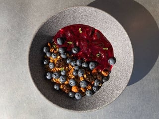 Гранола з вишневим джемом та грецьким йогуртом