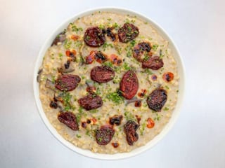 Цільна вівсяна каша з лісовими білими грибами і в'яленими томатами