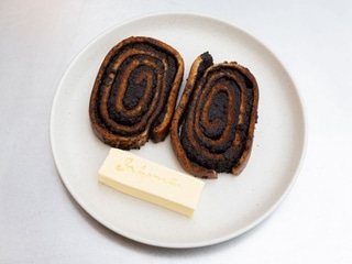 Смажений рулет з маком та вершковим маслом