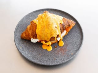 Круасан бенедикт з лососем