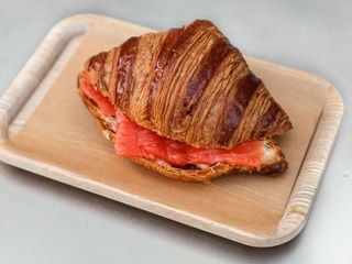 Круасан з лососем