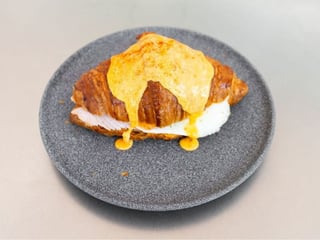 Круасан бенедикт з індичкою