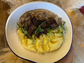 ГАРЯЧА ЗАКУСКА З ГРИБНИМ СОУСОМ ТА ПЮРЕ