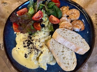 Яєчня скрамбл з креветками