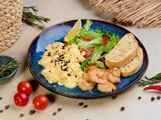 Яєчня скрамбл з креветками