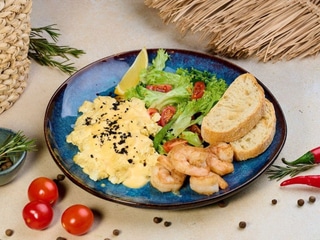 Яєчня скрамбл з креветками